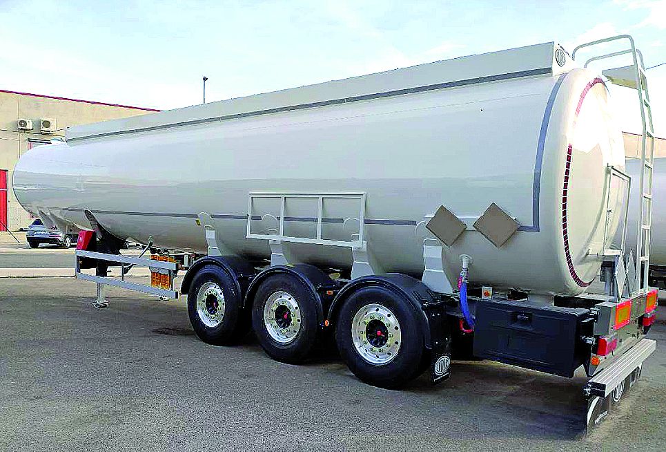 Características: Cisterna autoportante para transporte de queroseno, repostaje de helicópteros y aeronaves. 
Anchura: 2.550 mm
Volumen de carga: 40.000 litros
Tara: 5.080 kg