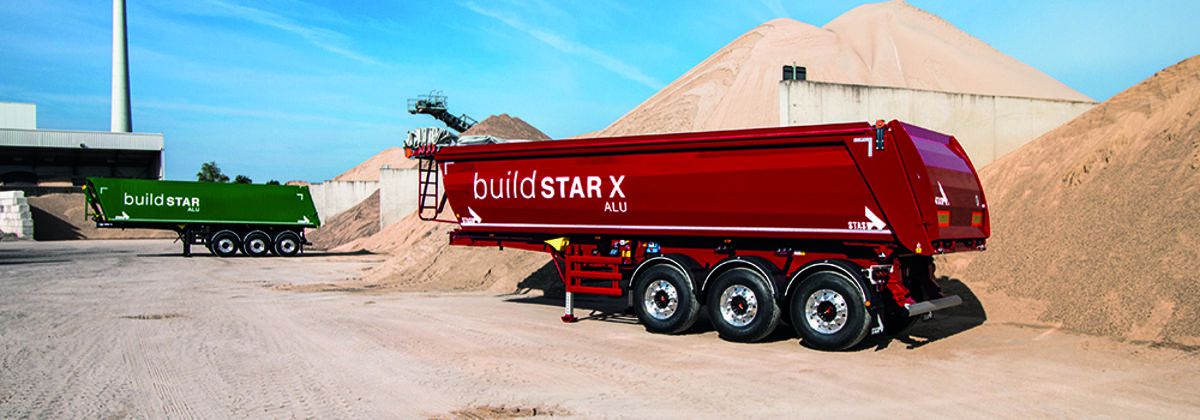 Características: Basculante con bastidor y caja de aluminio para transporte de arena, grava, tierra, arcilla, lodo, piedras pequeñas,asfalto... Eje de volteo integrado en el chasis y anchura del bastidor de 1.400 mm.
Longitud interior: 7.810-9.450 mm 
Altura interior: 1.450 a 1.500 mm
Anchura interior: 2.200-2.300 mm
Volumen de carga: 26,9-39,7 m3 en versión X (hasta 48 m3)