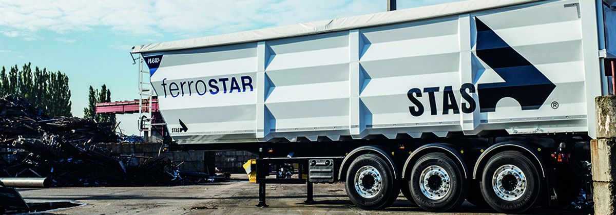 Características: Basculante con bastidor y caja de acero, para el transporte de chatarra y bobinas de acero. Eje de volteo integrado en el chasis y anchura del bastidor de 1.400 mm.
Longitud interior: 9.015-13.110 mm 
Altura interior: 2.285 a 2.770 mm
Anchura interior: 2.340 mm
Volumen de carga: 50-86 m3