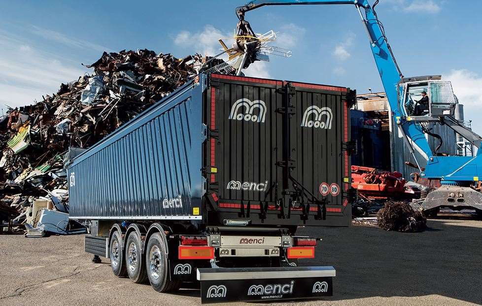 Características: Vehículo diseñado para el transporte de residuos férricos tipo chatarra. La caja está construida integralmente en acero Hardox 450 (diferentes espesores) y el chasis se puede fabricar tanto en acero como en aluminio para minimizar la tara y aumentar la carga útil.
Longitud interna: 9,3 a 11 metros 
Altura interior: entre 1,8 y 2,2 metros
Volumen de carga: entre 41 y 58,9 m3