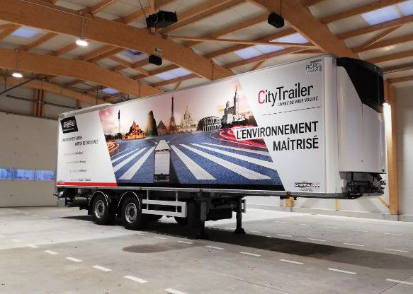 Características: CityTrailer es la solución de Chereau para acceder al centro de 
las ciudades. Disponible en tres versiones de uno, dos o tres ejes, CityTrailer se adapta a diferentes necesidades en términos de capacidad. Su eje trasero direccional Steering-C aporta manejabilidad y agilidad para poder entregar los productos a los clientes incluso en lugares de difícil acceso.