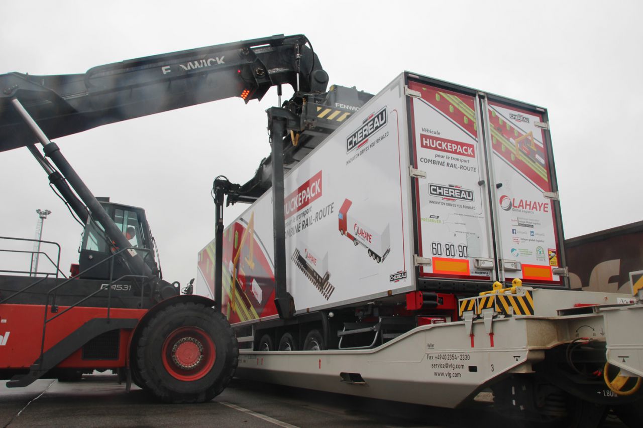 Características: El transporte combinado por ferrocarril y carretera requiere equipos específicos con carrocerías frigoríficas desmontables montadas sobre un chasis para la carretera y sobre una plataforma de tren para el ferrocarril. La carrocería debe tener integrado el depósito de carburante y ser independiente del chasis. También debe poseer un diseño especial para las repetidas operaciones de transbordo con grúas de pinzas.