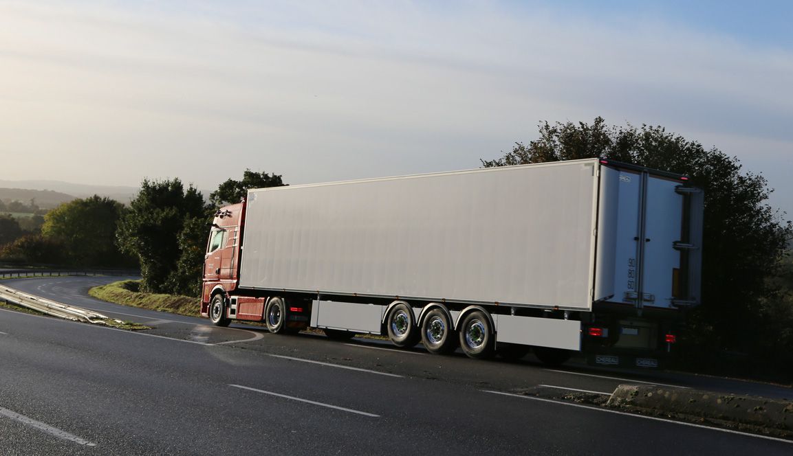 Características: Cuando se trata de desplazamientos de más de 600 km/día sin abrir las puertas, a menudo con el lote completo de 33 palés, los semirremolques tienen una definición simplificada. Para optimizar la carga útil o limitar el consumo de carburante, el peso en vacío de los semirremolques debe ser lo más reducido posible. El alto rendimiento isotérmico de la carrocería es una garantía de seguridad para las mercancías transportadas y contribuye a la productividad del transportista gracias a la reducción del tiempo de funcionamiento del grupo frigorífico. La estructura del chasis, el tren de rodaje y los equipos de frenado y señalización deberán ser robustos y fiables en el tiempo y en todo momento.