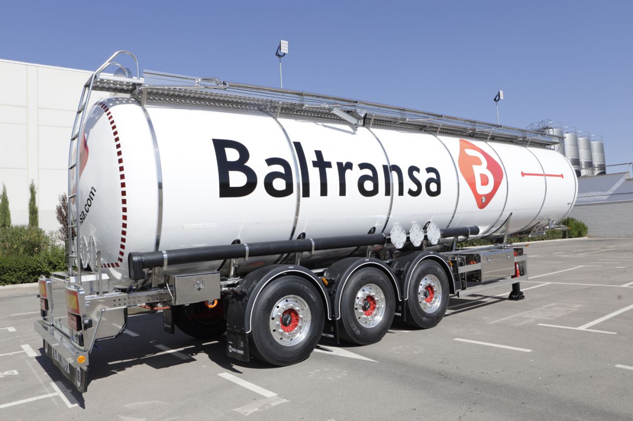 Características: Cisterna química con ADR para transporte de mercancías peligrosas por carretera con 37.500 litros de capacidad repartidos en 3 compartimentos, con rompeolas en el depósito mayor. Circuito de vapor con 8 líneas longitudinales, válvulas para carga y descarga, aireación y recogida de gases mediante accionamiento neumático, cajones antiderrame individuales calorifugados, forro exterior todo en poliéster, ejes Jost y pasarela de aluminio con línea de vida.
Chasis Moduline con elevador de ejes, con el que se reduce la tara 180 kg. Accesorios elaborados mediante estampación. Escalera desmontable patentada.