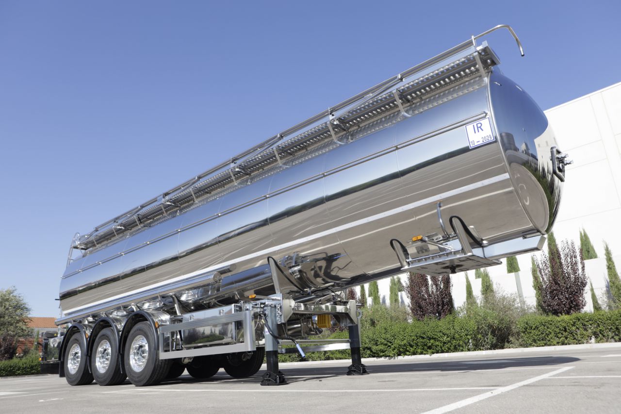 Características: Cisterna cónica autoportante, con isotérmico. Diseñada bajo normativa ATP para el transporte de productos líquidos perecederos. Este diseño cuenta con una capacidad aproximada de 32.000 litros divididos en cuatro compartimentos separados con mamparos. Circuito de vapor con dos líneas longitudinales, tapas con cierres cierres calorifugadas y con válvulas de seguridad de doble efecto. 
Válvulas de descarga, bandeja longitudinal antiderrame, recubrimiento de aluminio lacado blanco y fondos de poliéster. Ejes marca Jost con elevador. Todo ello sobre chasis de acero (Doble T) con acabado electropulido.