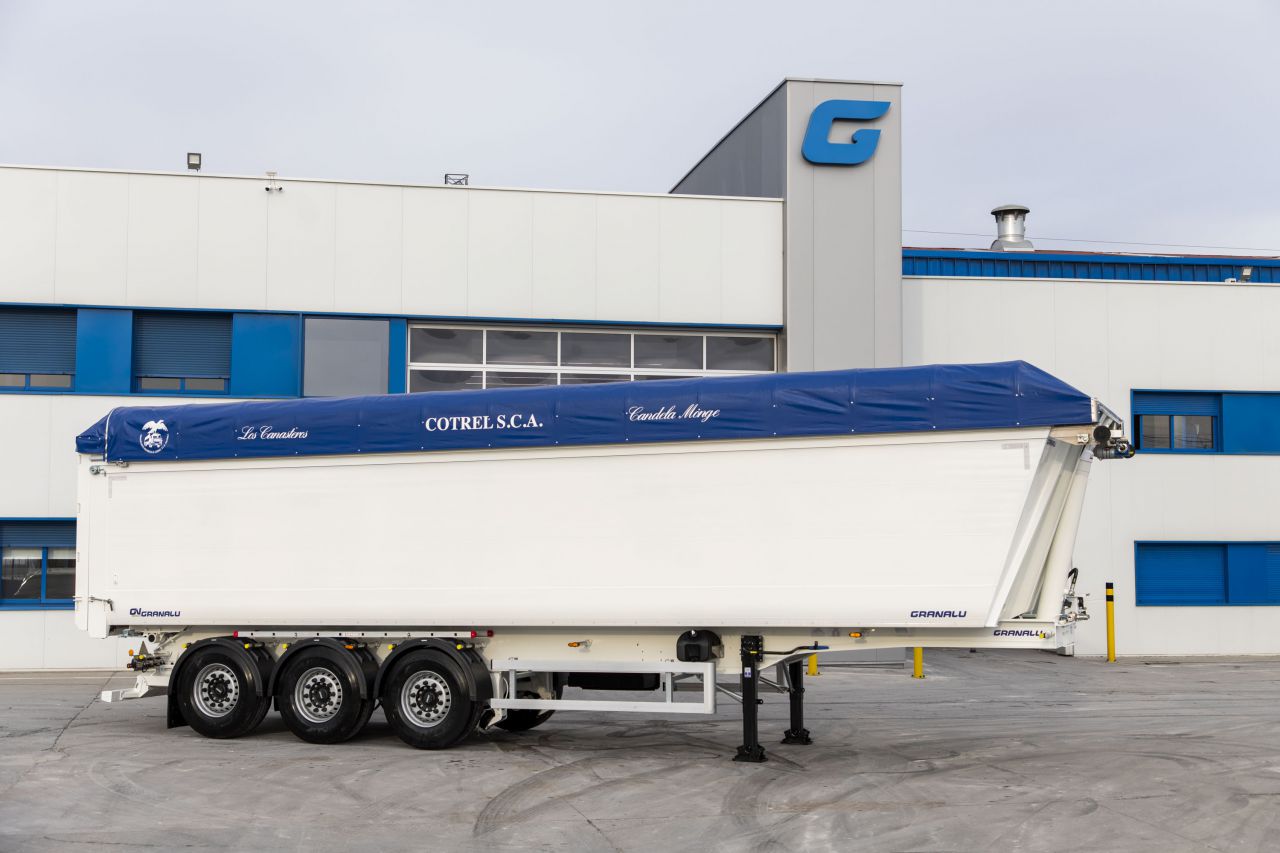 Características: El semirremolque G-Aero, tiene una longitud útil desde 9 a 10,5 m con volúmenes desde 35 a 61 m3, y su composición está formada por láminas horizontales soldadas al 100% y un perfil inferior curvo que le confiere aerodinámica y diseño. Dentro de sus características principales, el fabricante destaca: mayor aerodinámica y máxima carga útil, sin olvidarnos de la ligereza y robustez que caracterizan a todos los vehículos Granalu