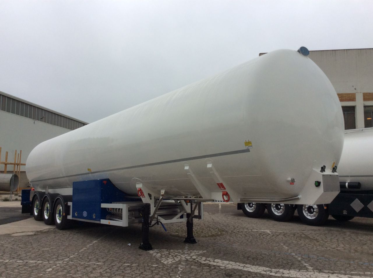 Características: Cisterna para transporte de gases criogénicos que permite el suministro de productos con gran variedad de opciones y capacidades. 
Longitud: hasta 14.040 metros
Altura: hasta 4 metros
Anchura: desde 2.400 hasta 2.600 mm
Volumen de carga: desde 24.000 hasta 58.000 litros
Tara: desde 9.800 hasta 16.500 kg