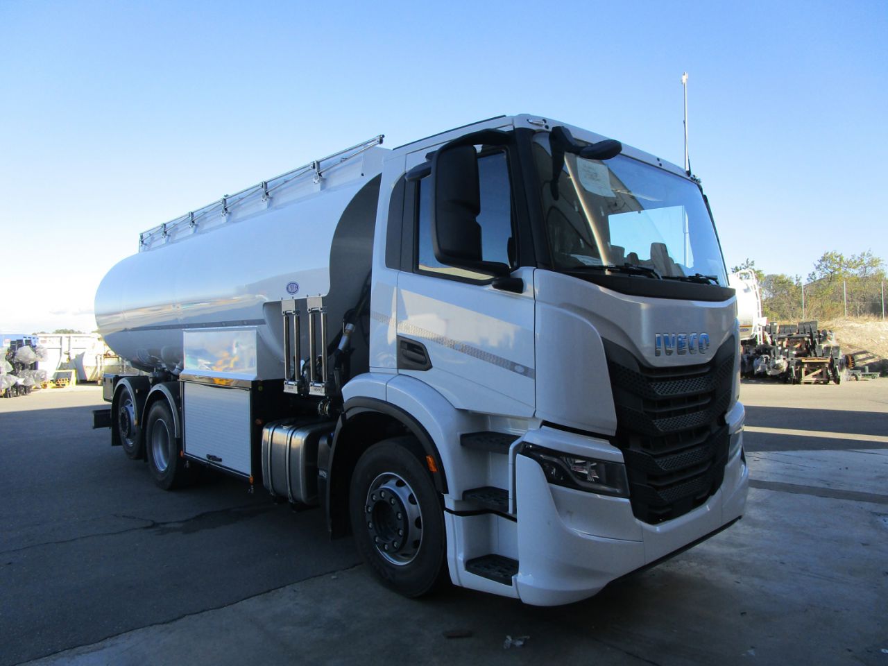 Características: Cisterna de Reparto de 20m3 con tres compartimentos CLH (FL/AT), para el transporte de Gas-Oil y Gasolinas, equipo de transvase de 700 litros compuesto de bomba y contador modelo ME4000, con dos devanaderas radiales ubicadas entre cabina y cisterna con 50 m de manguera de Ø 32 y 20 m de manguera de Ø 50, con normativa y detalles de CLH. Montado sobre un auto bastidor Iveco S-Way AD26042Y-PS. ADR, con voladizo diseñado para facilitar las maniobras de conducción y reparto. 