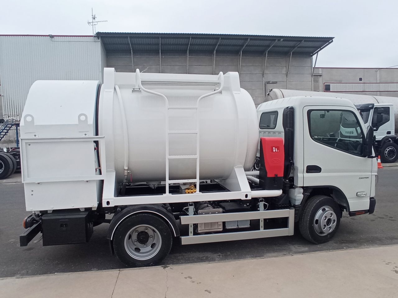 Características: Cisterna de reparto de 3 m3 compartimentada. NO CLH, para el transporte de gasoil y diseñada con normativa de unidad apilable–desmontable para poder cumplir con la nueva homologación del carrozado. Esta unidad esta diseñada de manera que facilita al conductor todos los detalles y equipos para poder adaptarse a cualquier tipo de ciudad y calles. Lleva montada un equipo compacto de 400 litros con una bomba y contador + devanadera axial con 50 m de manguera de Ø 32.