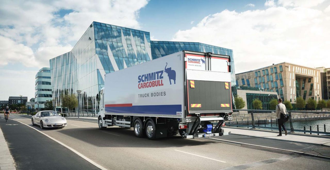 Características: Carrocerías de furgón y frigorífico para camión rígido M.KO de alto rendimiento para el transporte con temperatura controlada sobre vehículos básicos de todos los fabricantes habituales de camiones.
Longitudes: de 6.050 hasta 8.900 mm.
Capacidad: hasta 12 toneladas.
Versiones: Cool, Express y M.KO/Z.KO.