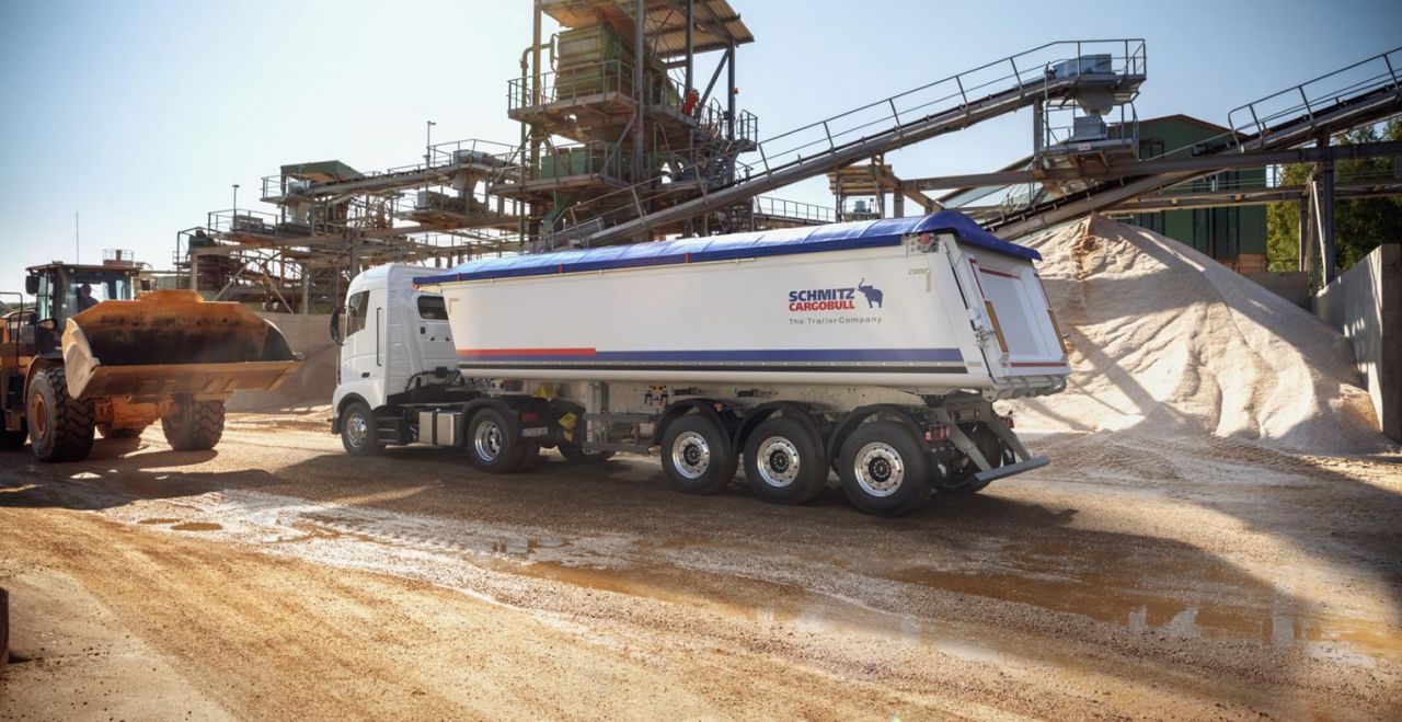 Características: Gama de semirremolques basculantes fabricados en Gotha, Alemania. Adaptados a las necesidades de cada empresa, en acero y aluminio.
Versiones: Light y Solid, ambas también con aislamiento térmico o en versión volumen.