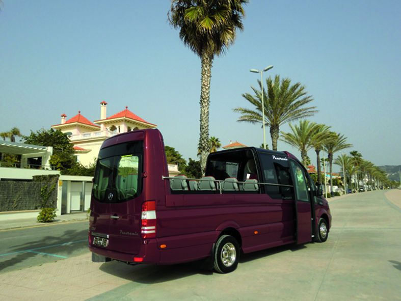 Tipo: Microbús
Longitud: 7,36 metros
Altura: 2,89 metros.
Chasis: Furgón Mercedes-Benz Sprinter 516/519 automático.
Capacidad: 19 plazas + C
Características: Cristalera panorámica plegable para ofrecer a los viajeros una experiencia inolvidable, butacas recli-nables, equipo AA en parte trasera, calefacción, butaca de guía, acceso mediante puerta de servicio eléctrica, butaca conductor tapizada igual pasaje.
