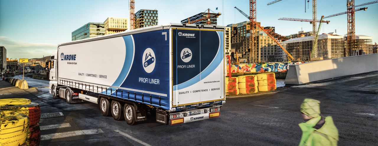 Semirremolque de plataforma innovador para grandes volúmenes equipado con tecnología sofisticada. Con el modelo de transporte combinado se ofrece además un Mega Liner especialmente adecuado para tramos de alta velocidad para el transporte de mercancías. Y el Mega Liner Coil combina la flexibilidad de los transportes de grandes volúmenes con un chasis reforzado preciso, así como una cuna portabobinas de 7.236 mm de longitud para el transporte de bobinas de acero en un vehículo. Características prácticas de rendimiento como el toldo lateral EasyTarp permiten un transporte eficiente de mercancías voluminosas.
Altura útil interior: 2,86 metros
Anchura útil interior: 2,48 metros
Longitud interior: hasta 13,62 metros 
Altura 5ª rueda: 950 mm
Tara: desde 6.470 kg, reducida a 5.950 en el modelo Ultra
MMTA: 39.000 kg
Versiones: Múltiples aplicaciones: Coil, Automotive...