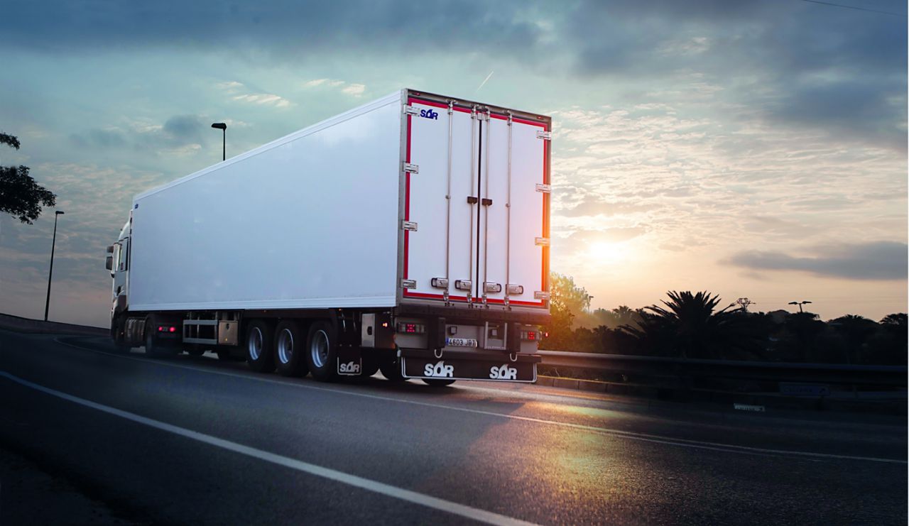 Características: SOR Ibérica se ha especializado en el desarrollo de vehículos específicos para la logística. Dentro de ellos, los citytrailer de uno o dos ejes pensados para el suministro a cadenas de distribución, ocupan un lugar destacado.Todos los citytrailer SOR son diseñados para circular y adaptarse al tamaño de la ciudad. Pero, además, cada uno de ellos cumple con las normas de circulación y acústicas que cada país dictamina. Finalmente, los city’s de SOR completan su versatilidad por su capacidad de carga/descarga en muelle, tanto lateral como trasera (si el cliente así lo estima oportuno).