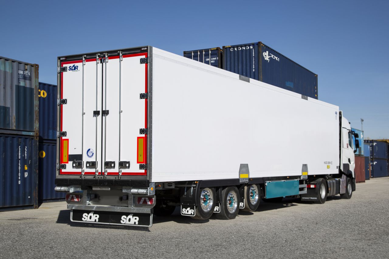 Características: Sacar los semirremolques de las carreteras es una máxima que todos los gobiernos deben anteponer en favor del cuidado del medio ambiente. Estos huckpack tienen la versatilidad de combinar los transportes, pero con la autonomía del chasis. Transporte combinado, ferrocarril, barco y/o carretera.