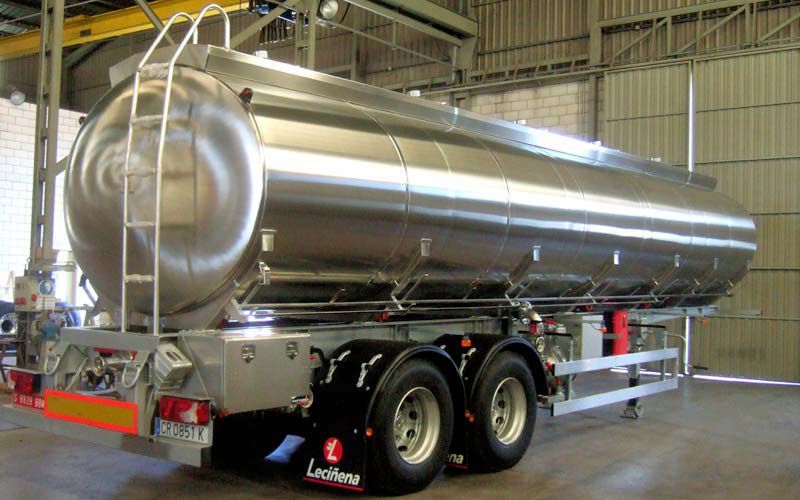 Cisternas para transporte de mercancías que no estén reguladas por ninguna normativa. Acero inoxidable, aluminio o acero carbono, cisterna CON o SIN isotermo, autoportante fija o desmontable, cuerpo cilíndrico o cuello de cisne, sección cilíndrica u ovalada.
Capacidad: hasta 38.000 l.
