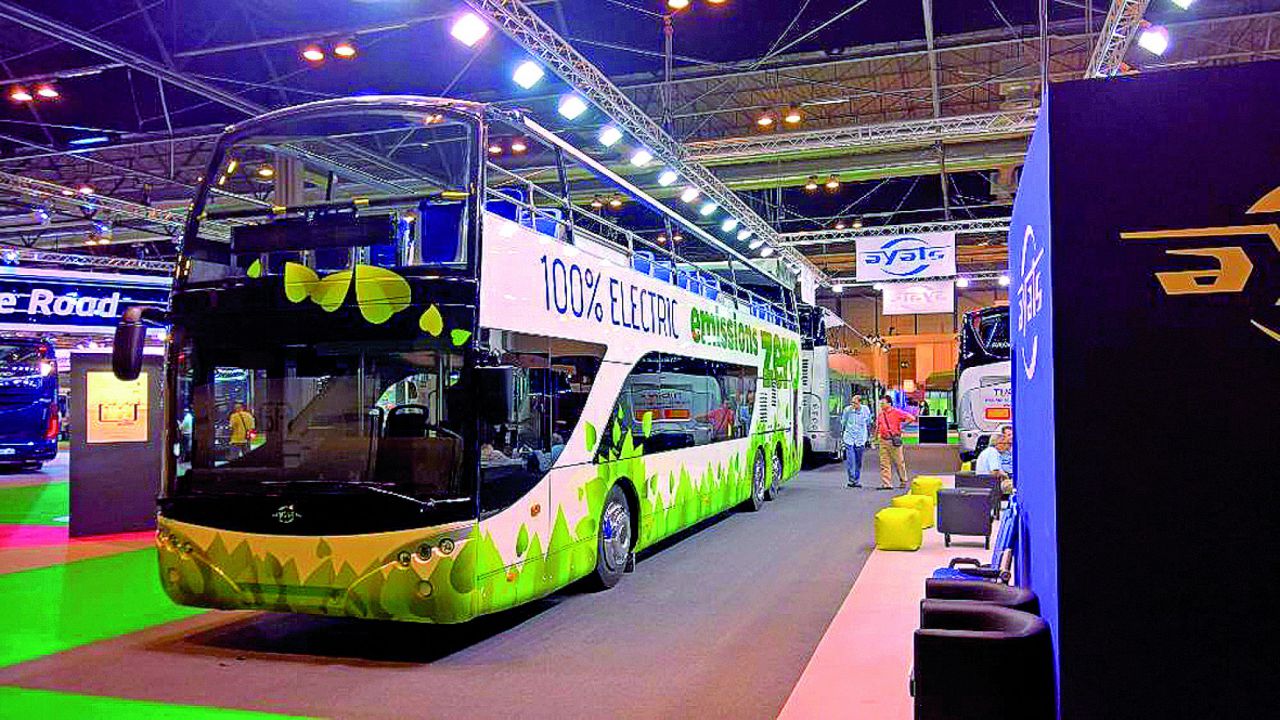 Tipo: Autobús
Longitud: 12 / 13 metros
Altura: 4 metros
Capacidad: 70-90 plazas
Chasis: integral Ayats.
Características: Vehículo eléctrico 100%. Doble piso con techo descapotable para visitas por la ciudad. El Open Top que las ciudades necesitan con autonomía superior a 170 km.
