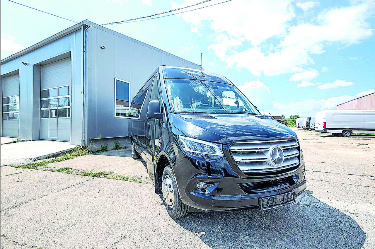 Tipo: Minibús
Chasis: Mercedes Sprinter.
Capacidad: hasta 24 plazas.
