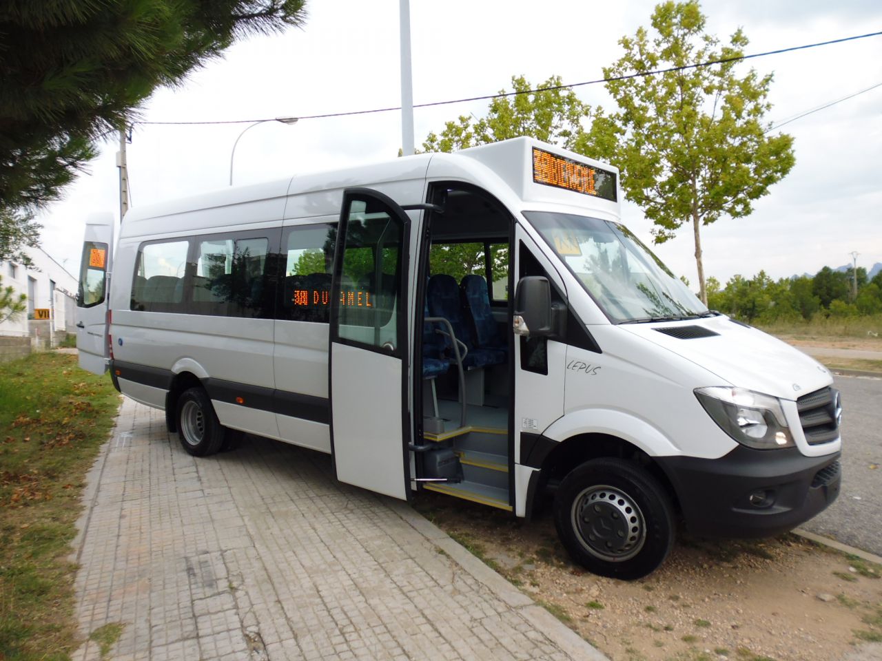 Tipo: Microbús
Longitud: 7,490  metros
Altura: 2,89 metros.
Chasis: Carrozado sobre furgón eléctrico.
Capacidad: 16-19 + C
Pack baterías: 120 kwh (200 Km de rango) o 140 kwh (250 Km)
Consumo urbano: 0,39 Kw/Km
Carga: 2,5 horas (al 80%)
Características: Montaje de suelo técnico para el anclaje de butacas. Aire acondicionado para pasajeros de funcionamiento independiente y calefacción por convectores en ambos lados de funcionamiento eléctrico. Salidas de emergencia. Configuración urbana, escolar e interurbana.