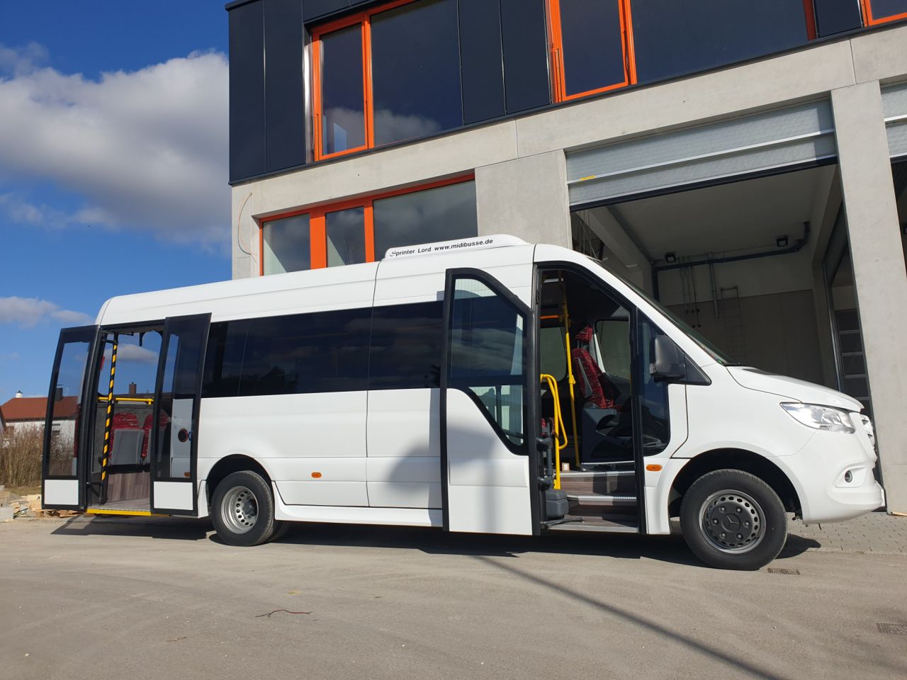 Tipo: Minibús 
Longitud: 7,767 metros.
Chasis: Mercedes Sprinter.
Capacidad: 17+viajeros de pie+1 PMRSR+C.
Equipamiento: Puerta de entrada delantera lado derecho eléctrica + puerta de entrada en parte trasera de dos batientes también eléctrica, aire acondicionado delantero Tempmatic, butacas pasajeros tipo urbano, cristales laterales simples con tintado oscuro, aire acondicionado Webasto de 12 kW en zona pasajeros, calefacción por convectores para los pasajeros con control termostático, iluminación interior LED, cargadores USB para los pasajeros.