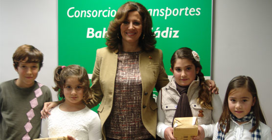 La directora gerente del Consorcio de Transportes de la Bahía de Cádiz, Concepción Parra y los ganadores del concurso.