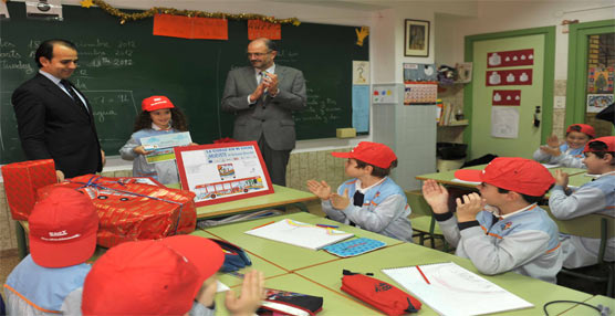 La ganadora del concurso de dibujo, Ainhara Fernández, durante la entrega del premio en presencia de sus compañeros de clase.