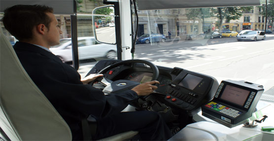 Un conductor de la EMT de Madrid junto a una de las maquinas expendedoras de billetes.