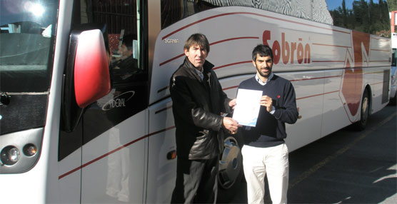 El representante de Autocares Sorbón durante la entrega del reconocimiento.