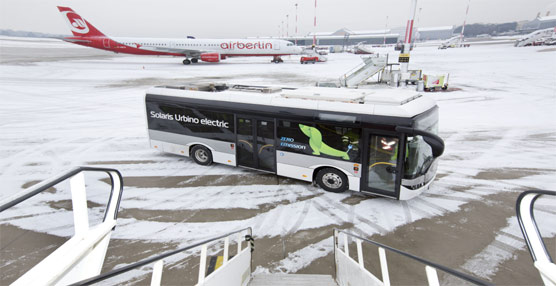 El Solaris Urbino eléctrico en el aeropuerto de Hamburgo.