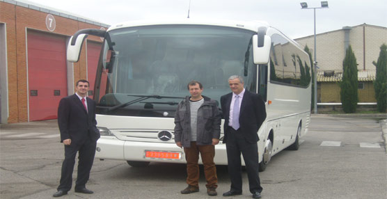 Los representantes de Autocares Aldalur Anaiak y Mercedes-Benz durante la entrega del nuevo vehículo.