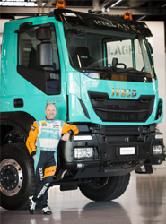 El piloto Miki Biasion frente al Trakker de Iveco.