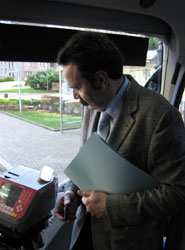 El director general de Transportes y Movilidad, Manuel Caldevilla, valida el billete.
