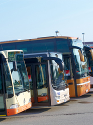 Varios autobuses equipados con sistemas ZF. En portada el nuevo miembro en el Consejo de ZF, Michael Hankel.