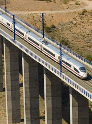 El Gobierno aprueba los servicios de transporte ferroviario de viajeros de media distancia financiados por el Estado.