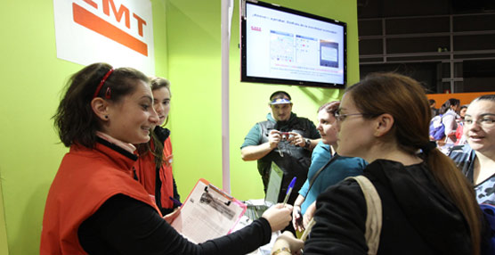 Los responsables del stand de EMT en la feria Expojove informan a los usuarios.