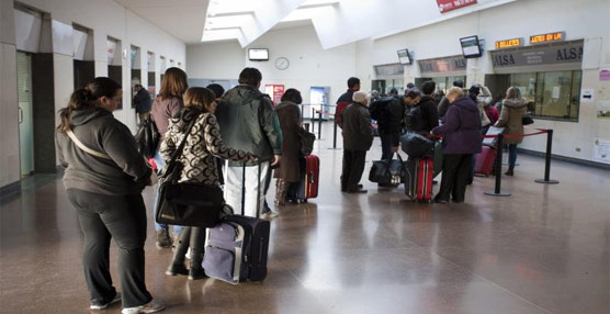 Colas en una estación de autobuses para la compra de billetes de larga distancia.