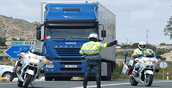 Agentes de la Guardia Civil realizan un control de carretera.