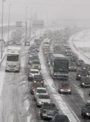 La nieve está dificultando la circulación por las carreteras.