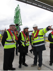 La consejera de la Presidencia, Susana Díaz, durante su visita al puerto de Algeciras.