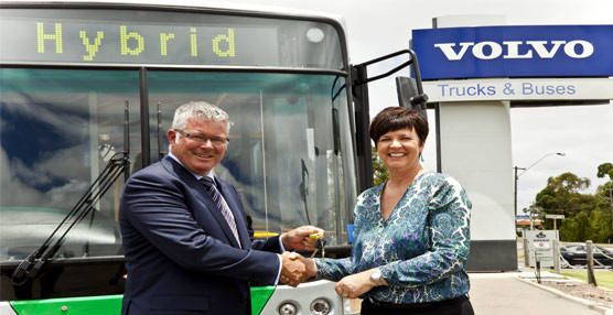 El ministro de Transportes de Australia Occidental, Troy Buswell, durante la entrega de llaves por parte de la gerente de Desarrollo Comercial de Volvo Bus Asia-Pacífico. Robyn Thomson.