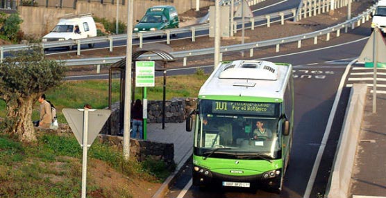 Una parada de Titsa situada junto a un cruce de carreteras en Tenerife.