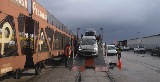 Llegan al Puerto de Santander los Ford Kuga procedentes de la fábrica de Valencia.