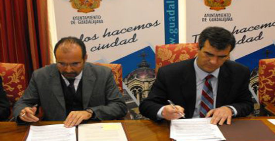 Antonio Román y Josep Codorniu durante la firma del acuerdo en el Ayuntamiento de Guadalajara.