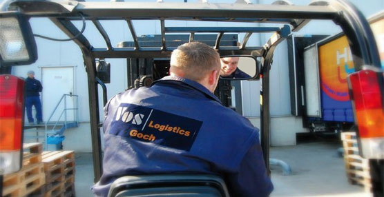 Un trabajor de Vos Logistics en una de las plantas de la compañía.