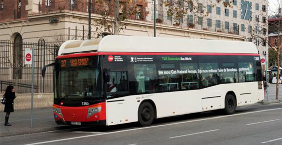 El primer autobús de gas natural comprimido transformado en híbrido eléctrico se integra en la flota de TMB