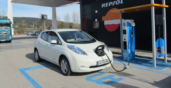 Punto de carga rápida en una estación de servicio del Grupo Repsol en Bárcena de Cicero. 