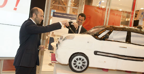 El Fiat 500L en forma de tarta durante su presentación como nuevo vehículo en la flota de Avis.