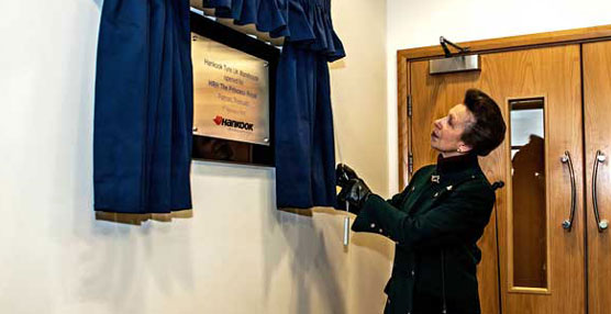 La Princesa Real descubrió una placa situada en el nuevo almacén para conmemorar la ocasión.