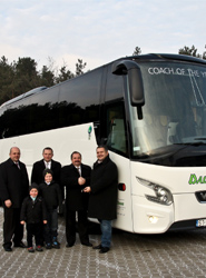 Bolesław Piekorz, director gerente de VDL Bus & Coach Polska y Alojzy Staniek, propietario de Daltrans, junto a sus hijos Damian Staniek y Andrzej Staniek y nietos.