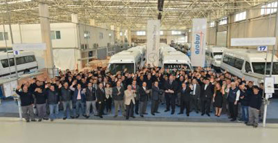 Los trabajadores de la fábrica de Arobus celebran la producción de la unidad 11.111 de la Sprinter de MB.